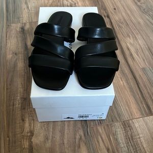 Brand new VINCE Dallas black slides. Size 7m